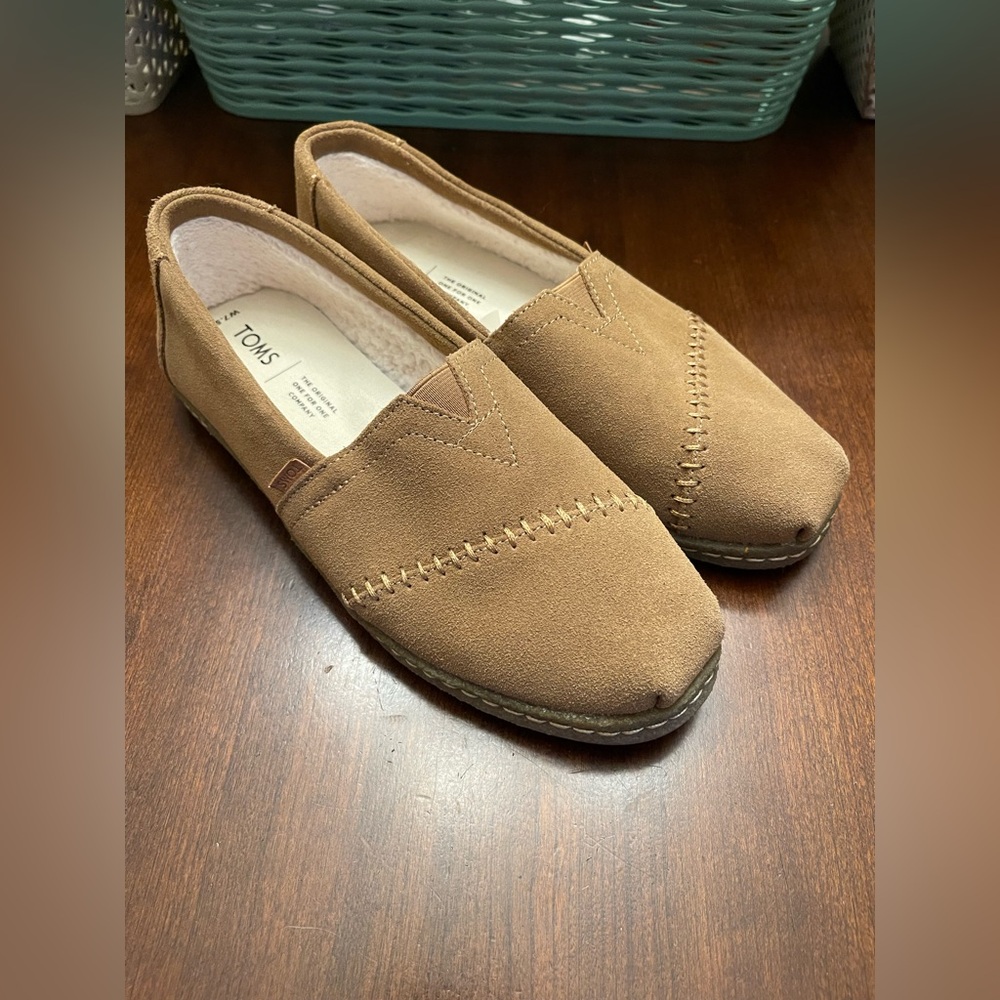 NWOT TOMS Women's Alpargata loafer with faux fur lining. - Picture 2 of 9